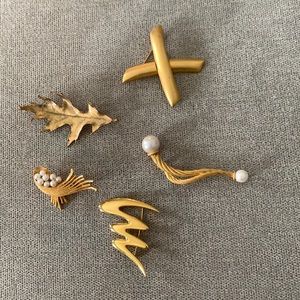 4 gold tone pins.